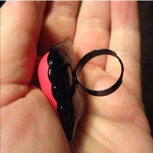 (C2) Pink Lips Ring - Picture 3 of 7